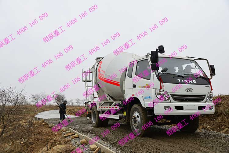 水泥攪拌車攪拌干料在鄉村公路施工