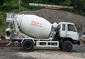 浙江引水隧道用隧道專用小型攪拌車施工。